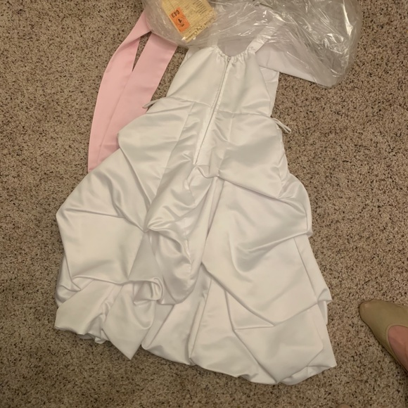 Flower girl dress with pink sash - Picture 2 of 3